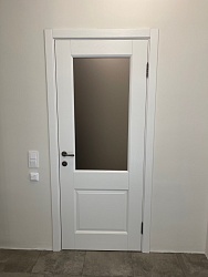 Дверь из дуба Классик №2 белая эмаль матовое стекло